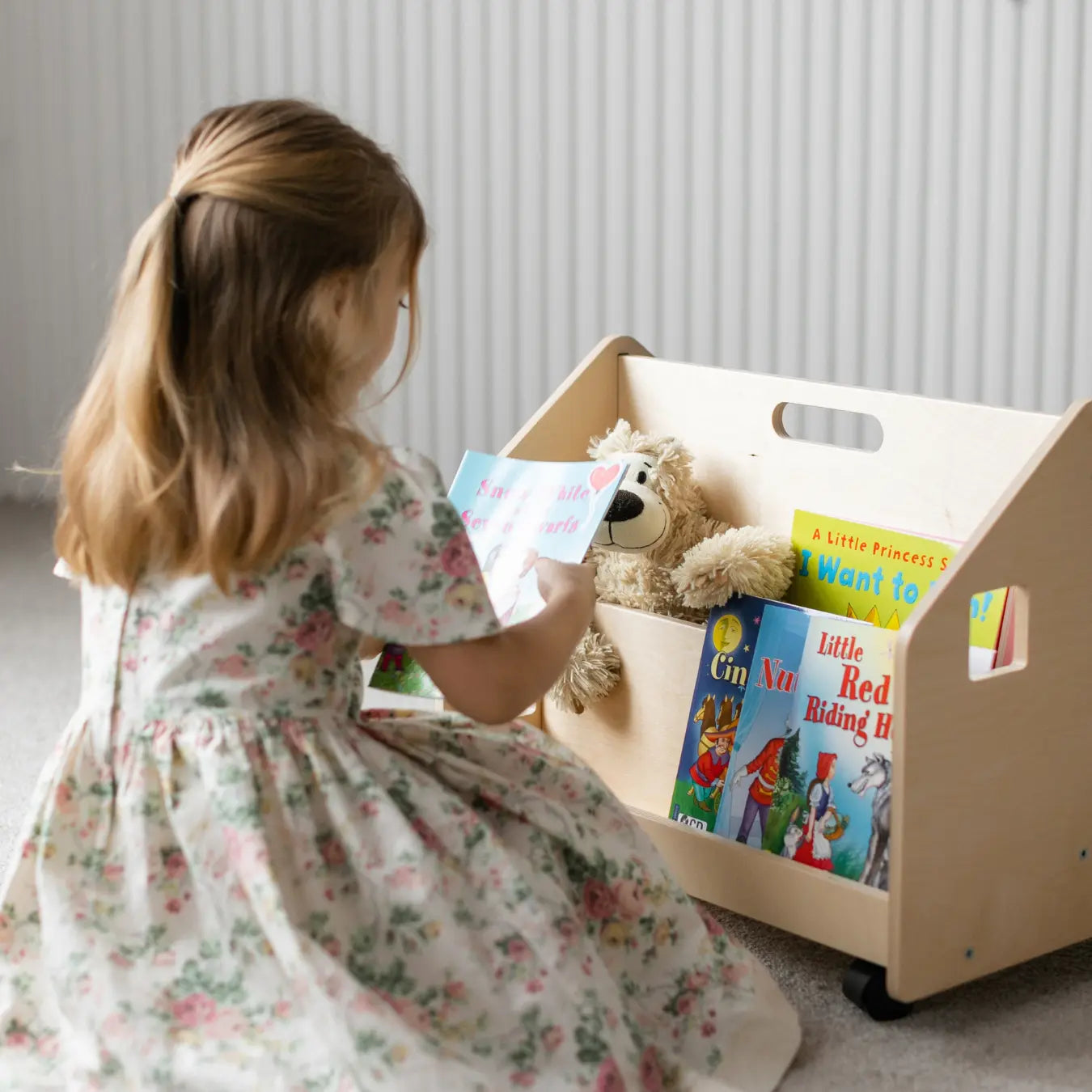 Bibliothèque enfant double-face sur roulettes - nature BusyKids Europe s.r.o.
