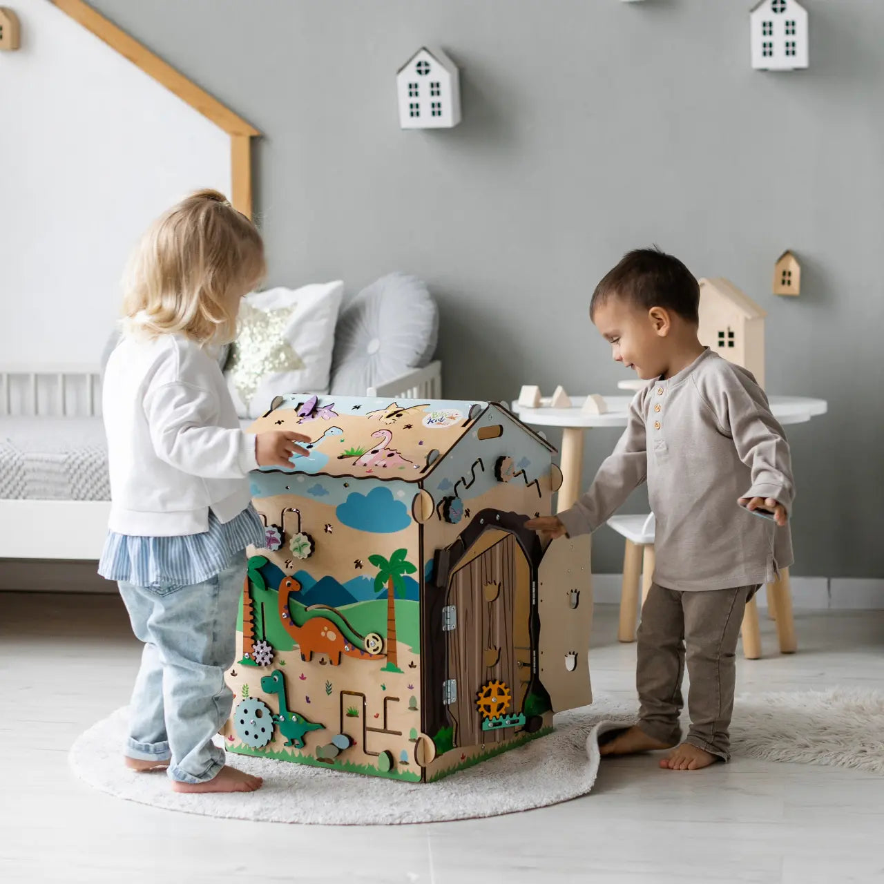 Busy board Maisonnette éducative DINO équipé d'un éclairage BusyKids Europe s.r.o.
