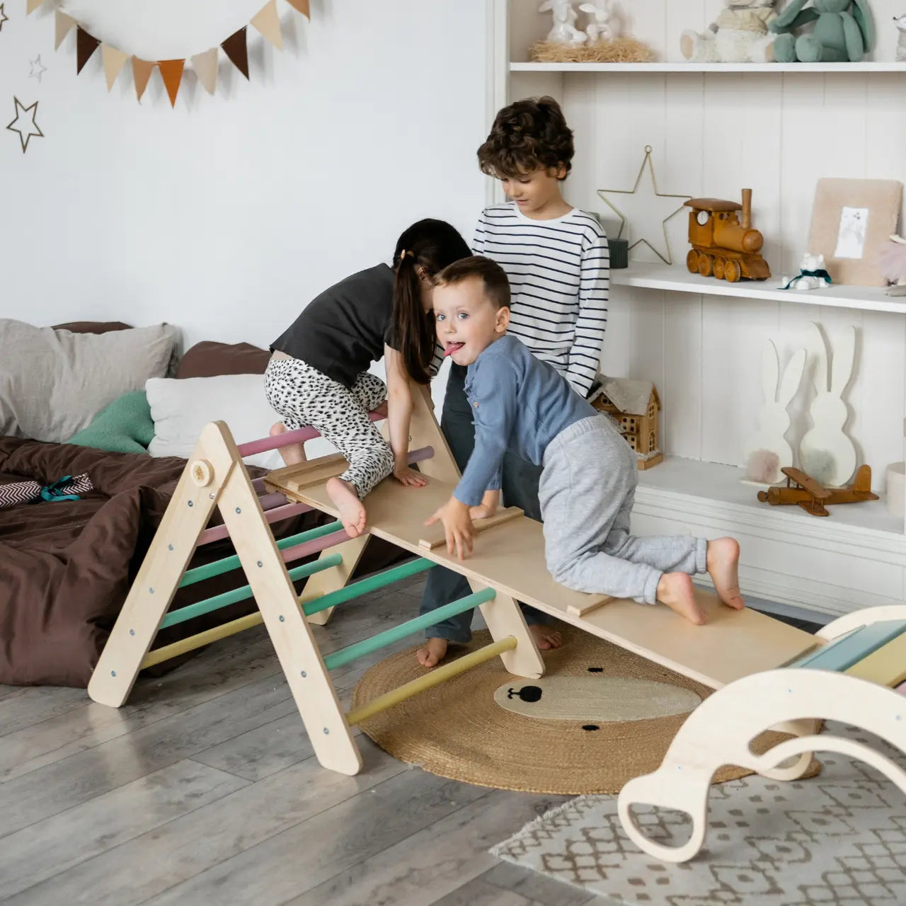 Ensemble - Triangle de Pikler + un grand toboggan à double face + bascule d’équilibre BusyKids Europe s.r.o.