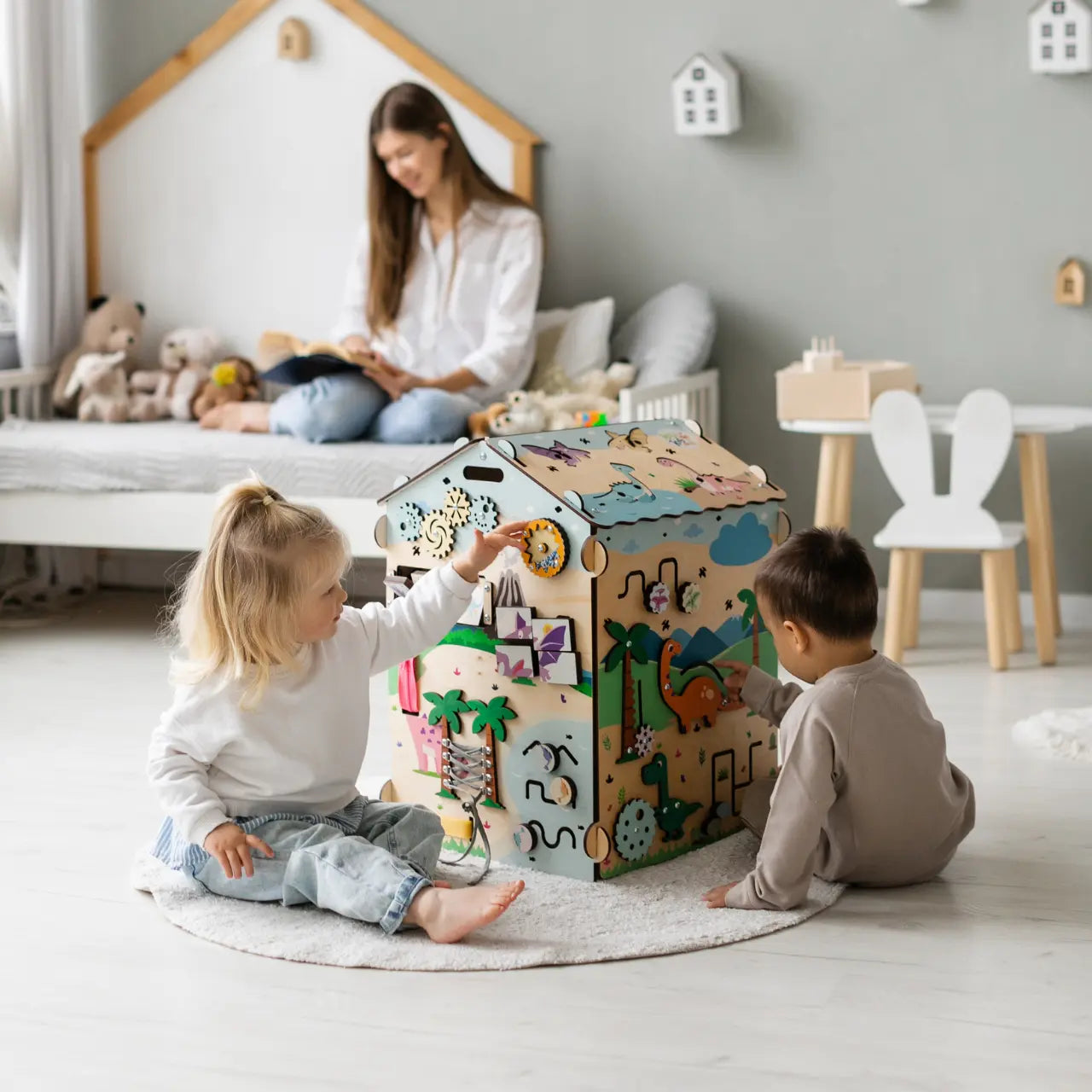 Busy board Maisonnette éducative DINO équipé d'un éclairage BusyKids Europe s.r.o.