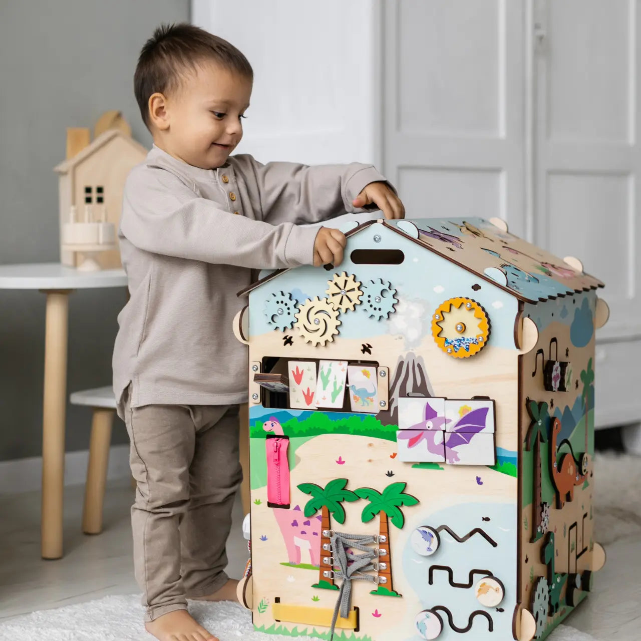 Busy board Maisonnette éducative DINO équipé d'un éclairage BusyKids Europe s.r.o.