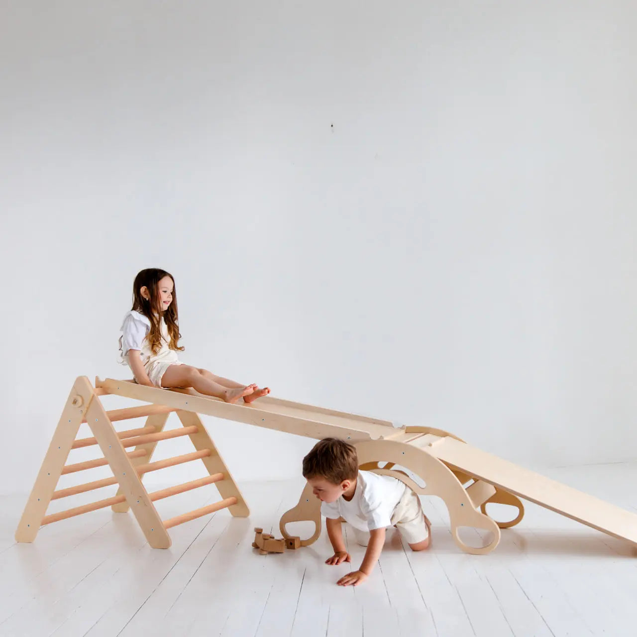 Ensemble (grand) - Triangle de Pikler + 2 planches à double face + bascule d’équilibre BusyKids Europe s.r.o.