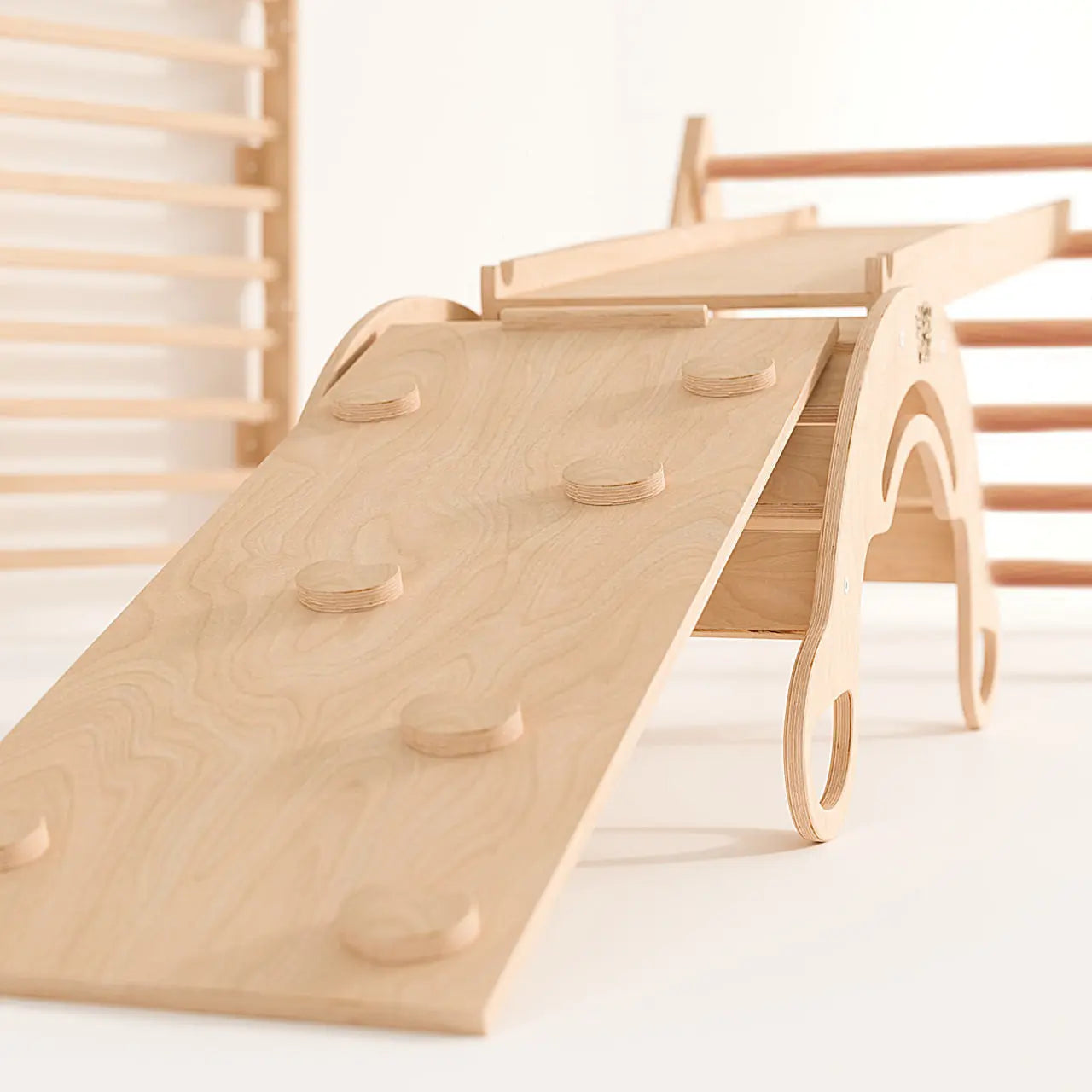 Ensemble (grand) - Triangle de Pikler + 2 planches à double face + bascule d’équilibre BusyKids Europe s.r.o.