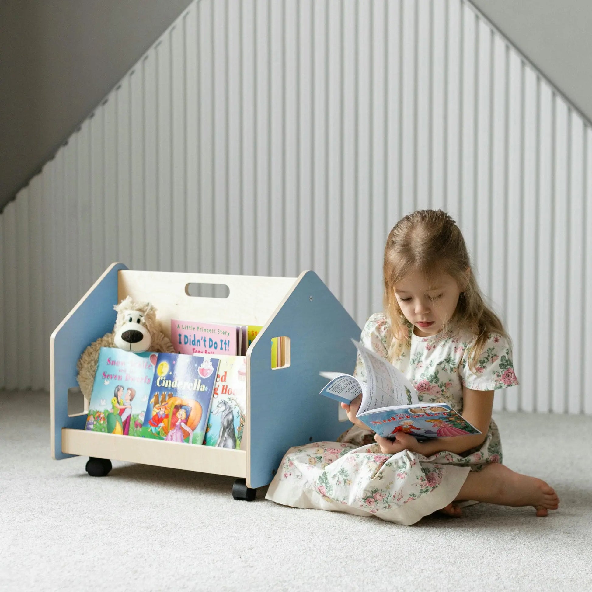 Bibliothèque enfant double-face sur roulettes - Couleur bleu clair BusyKids Europe s.r.o.