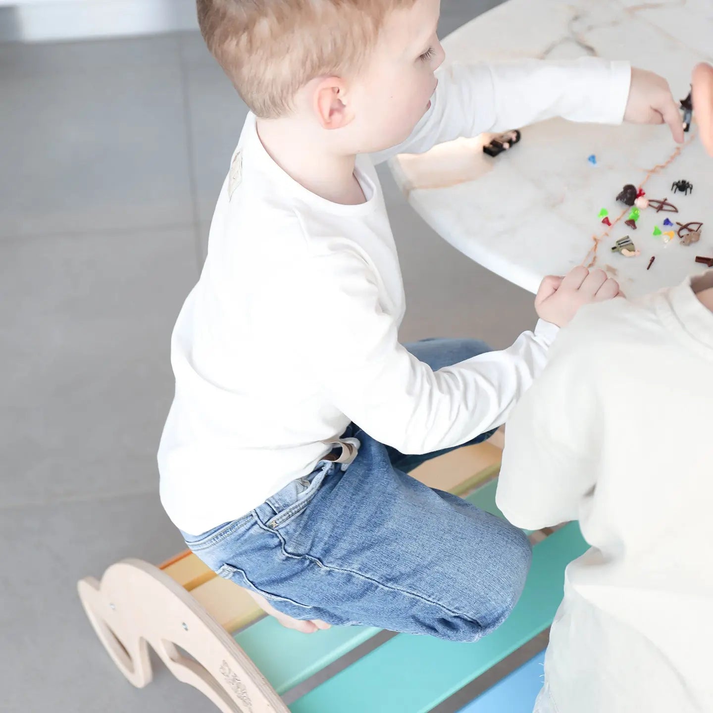 Ensemble - bascule / planche à double face / chaise - couleur arc-en-ciel BusyKids Europe s.r.o.