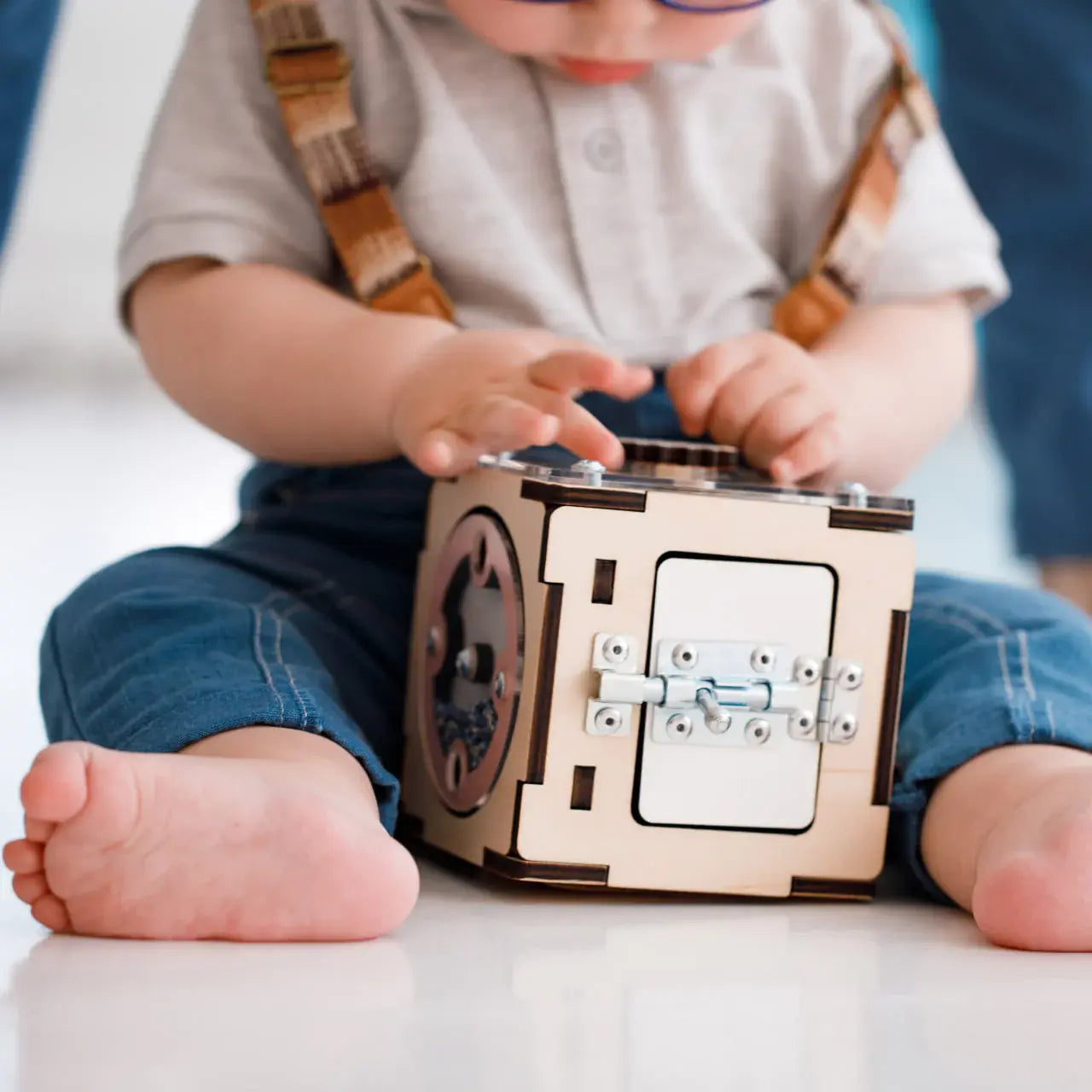 Ensemble - Busy board maisonnette blanche et cube interactif Busykids