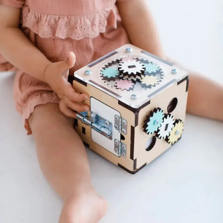 Ensemble - Busy board maisonnette blanche et cube interactif Busykids