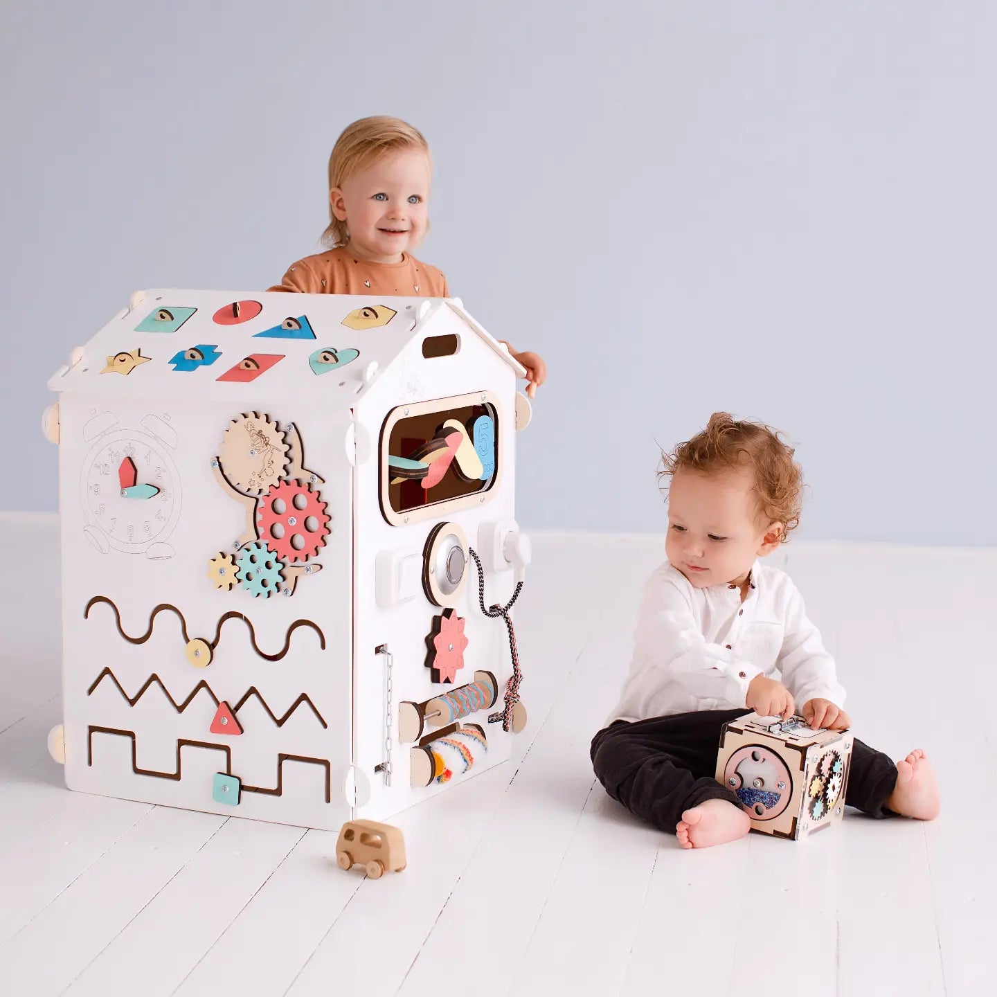 Ensemble - Busy board maisonnette blanche et cube interactif Busykids