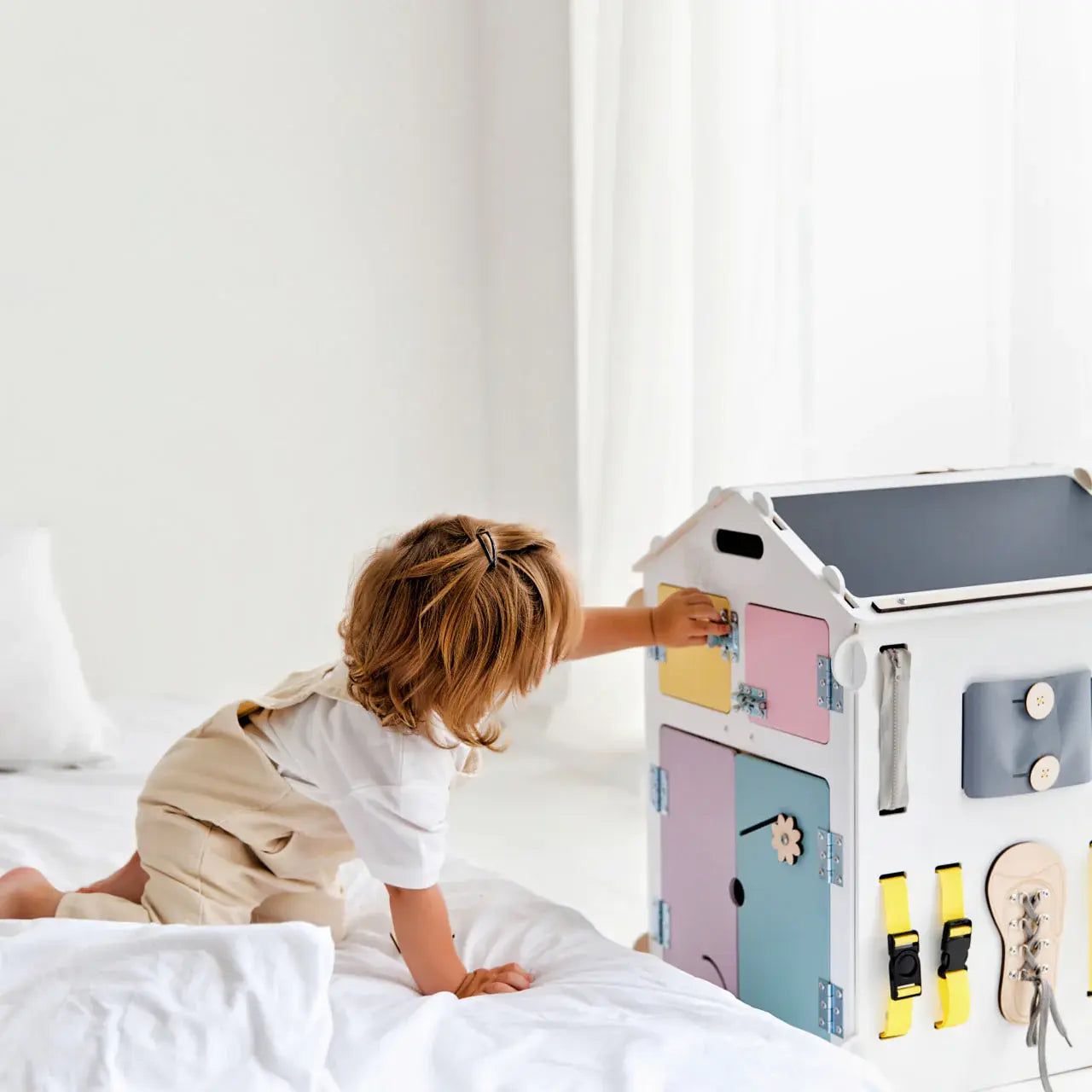 Busy board Maisonnette éducative en bois - blanche BusyKids Europe s.r.o.
