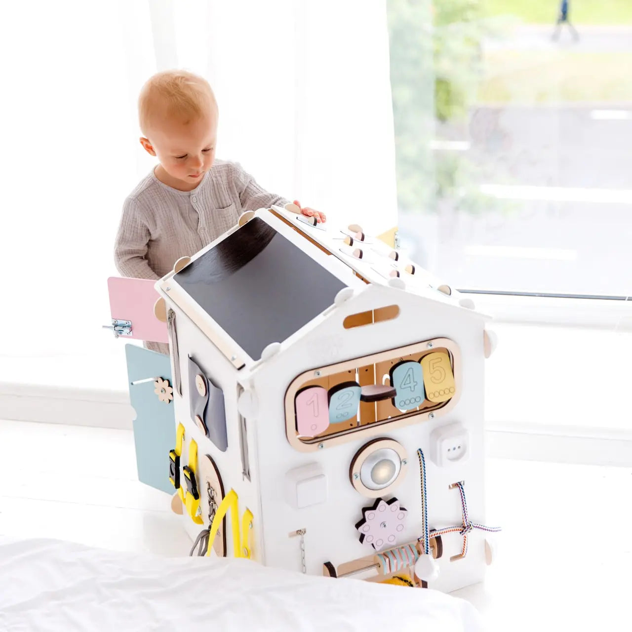 Busy board Maisonnette éducative en bois - blanche BusyKids Europe s.r.o.