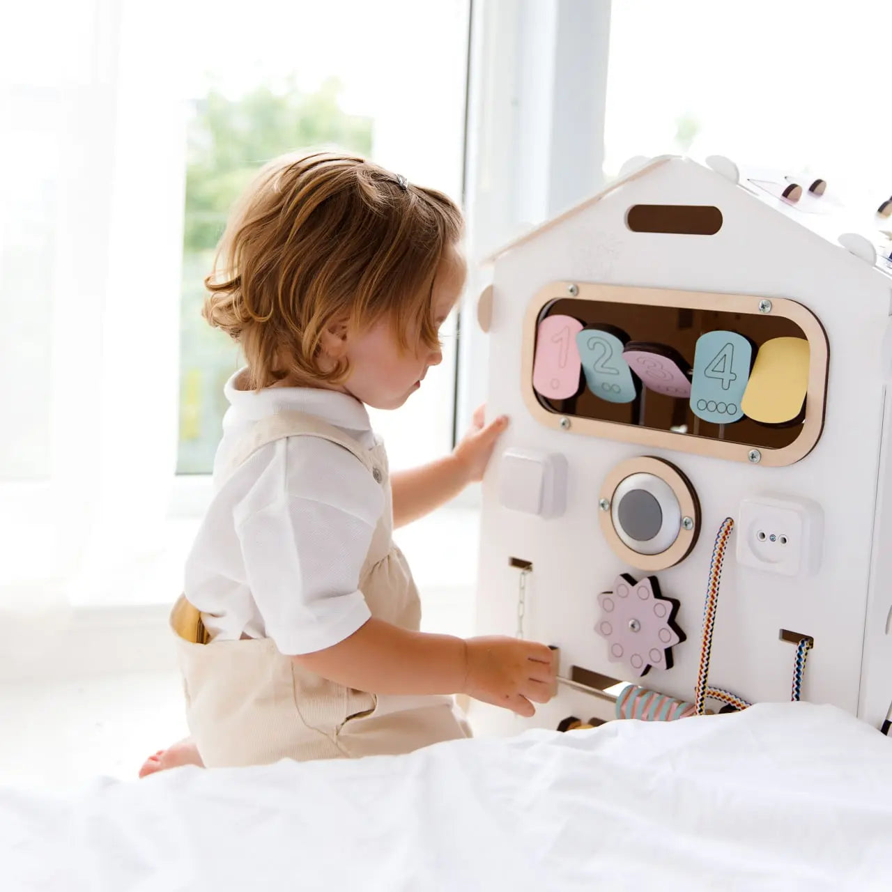 Ensemble - Busy board maisonnette blanche et cube interactif Busykids